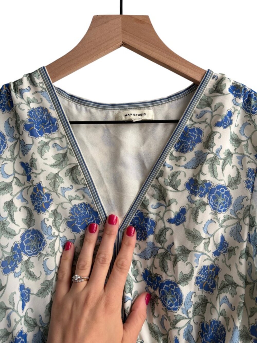 Women's MAX STUDIO Stretch White Blue Floral Smocked Waist Dress Size Medium - Picture 4 of 6